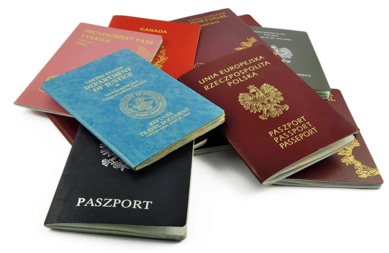 Паспорт предъявляется при открытии счета для подтверждения личности 