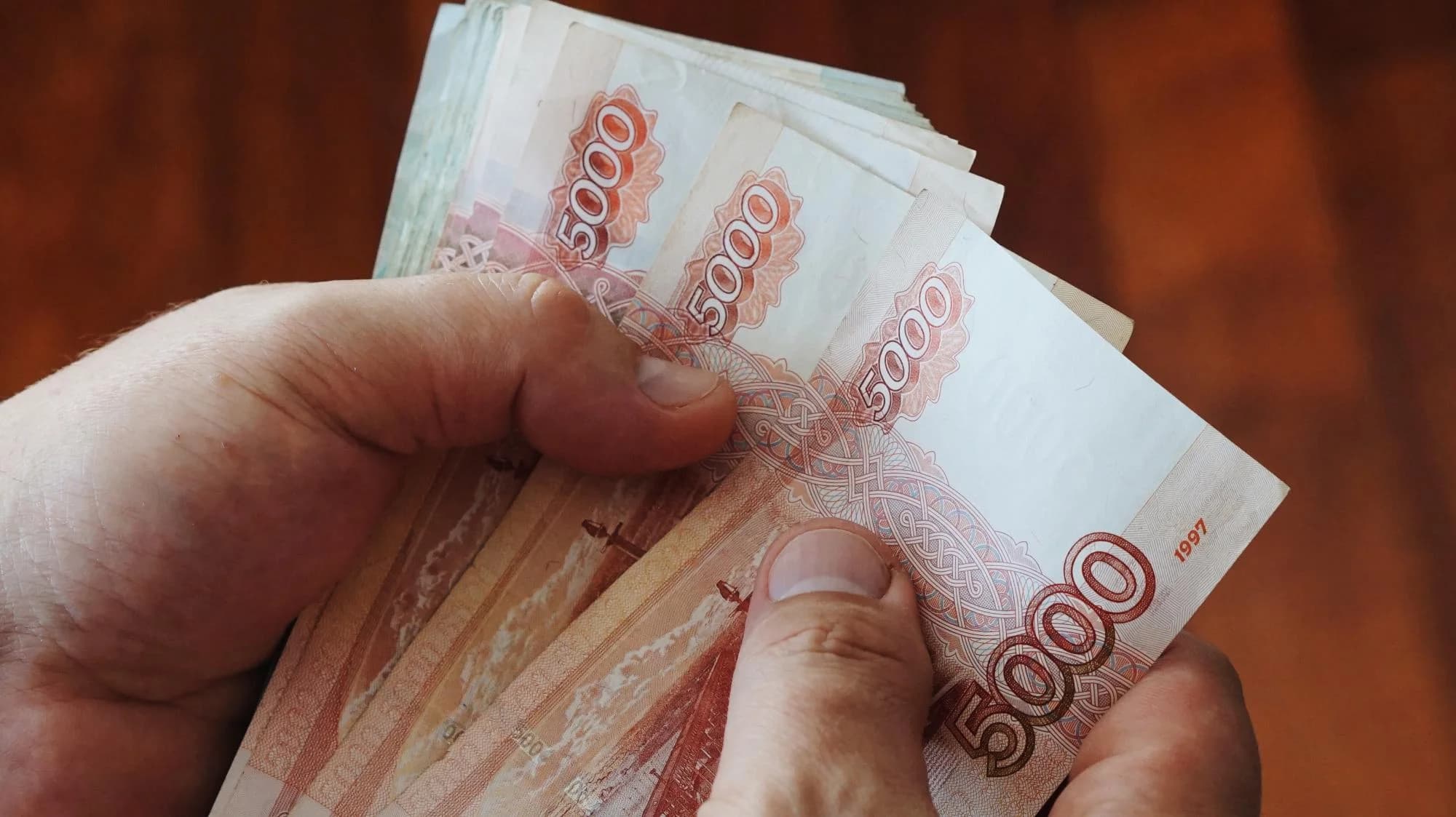 Россиян обяжут объяснять на границе источник наличных 