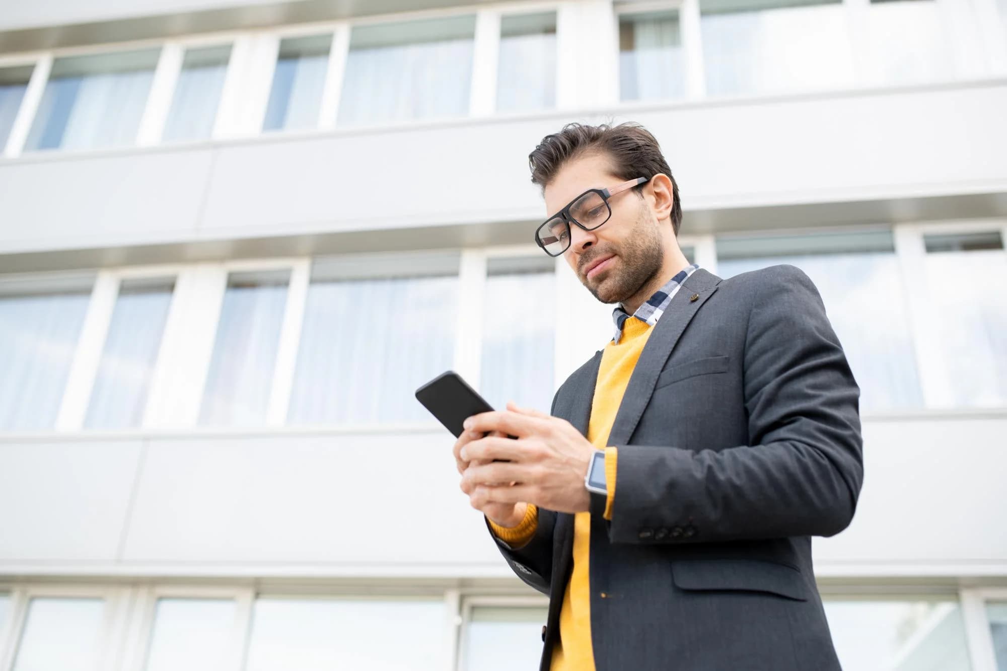 Длительное отсутствие в России не всегда лишает статуса налогового резидента