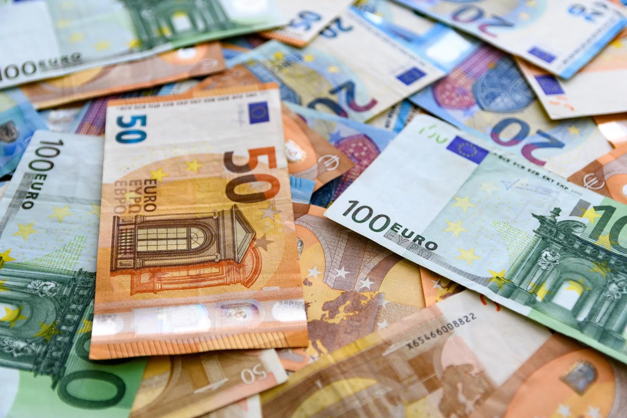 Будут ли работать ограничения банков ЕС в 100 000 ЕВРО на один счет россиянина: аналитика, разбор, комментарии