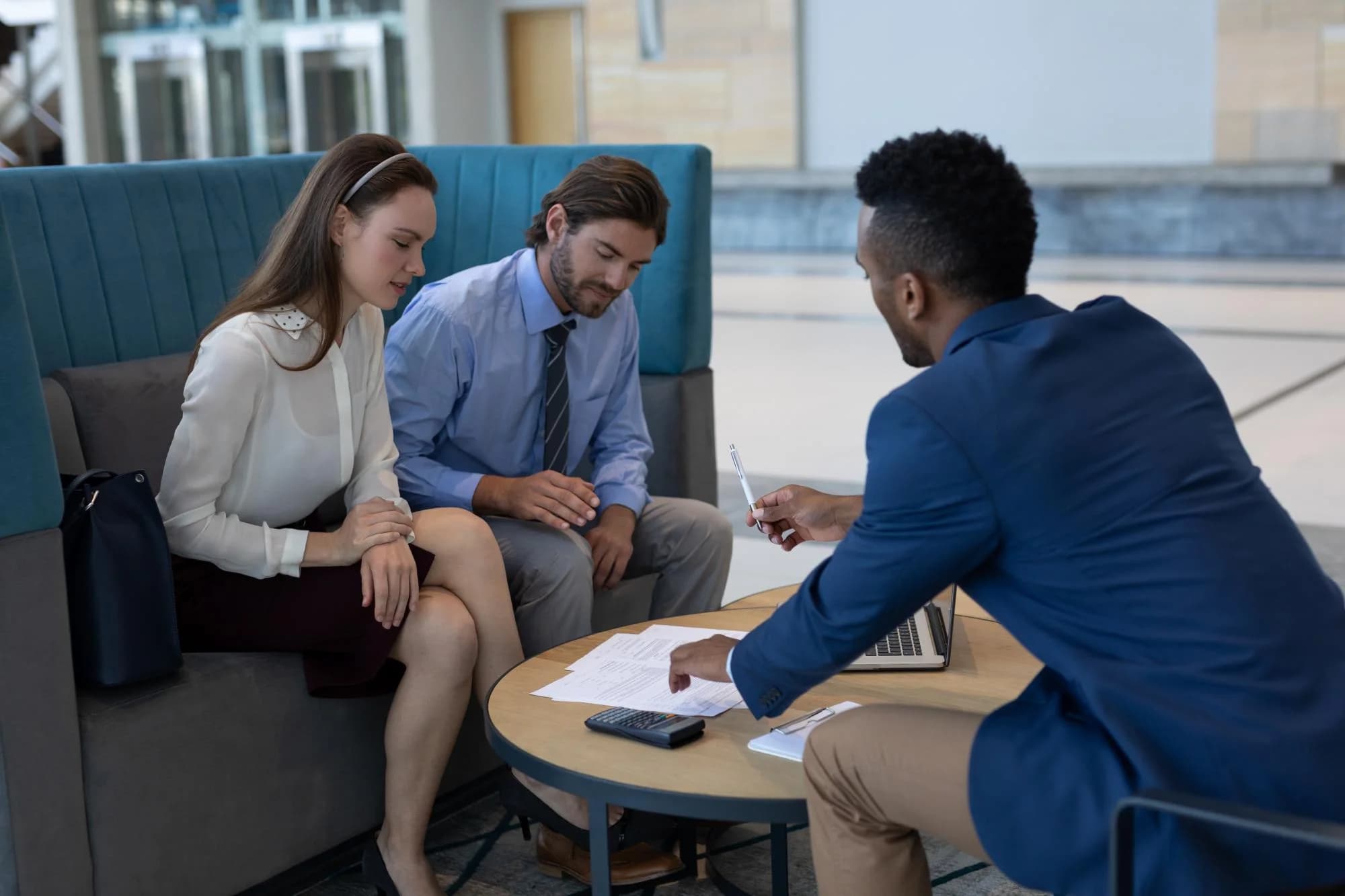 Принятие сотрудницы на работу перед началом отпуска свидетельствует о недобросовестности работодателя