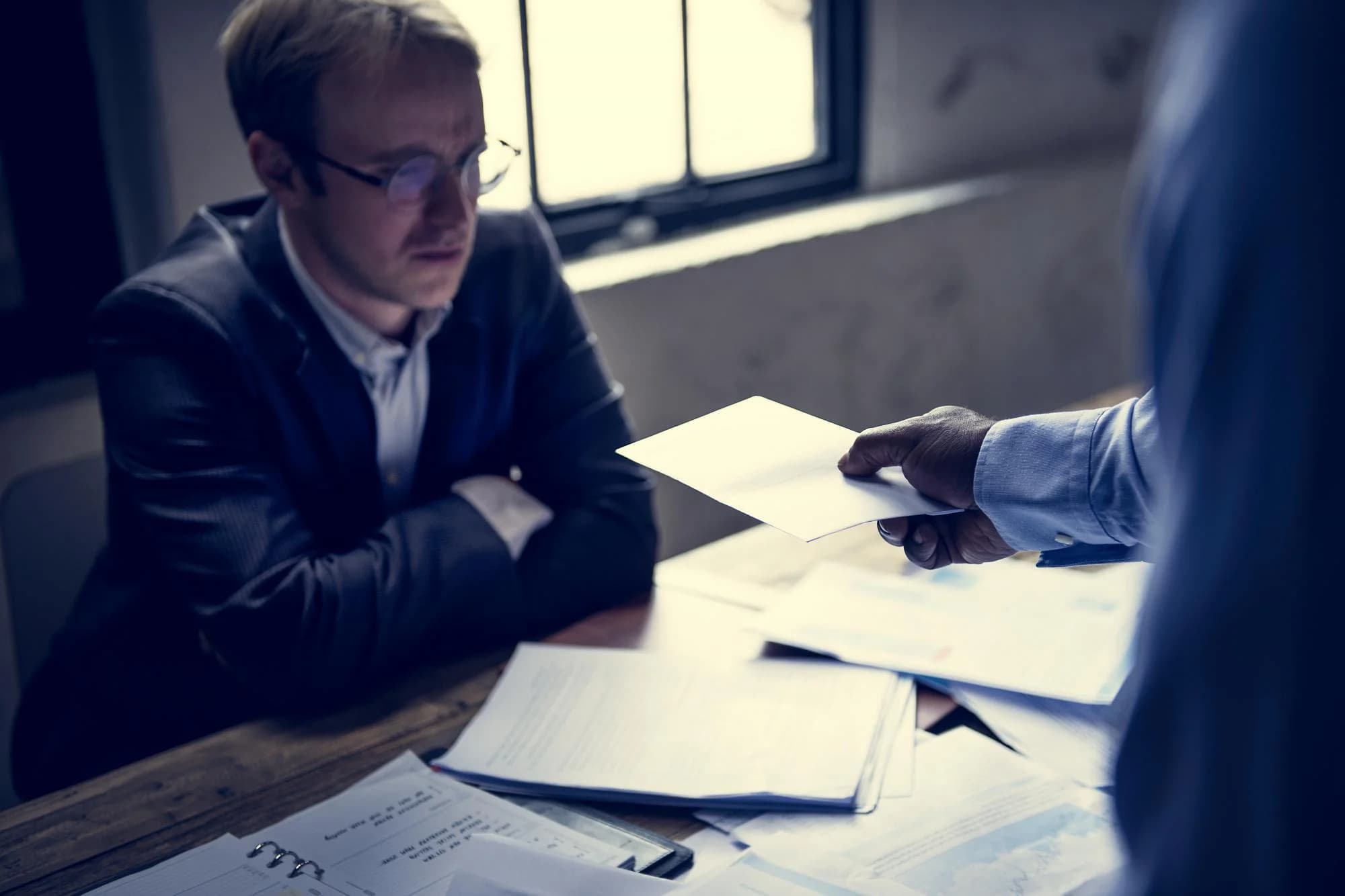 Злоупотребление правом со стороны сотрудника, или Как уволить работника в отсутствие для этого формальных оснований и его желания