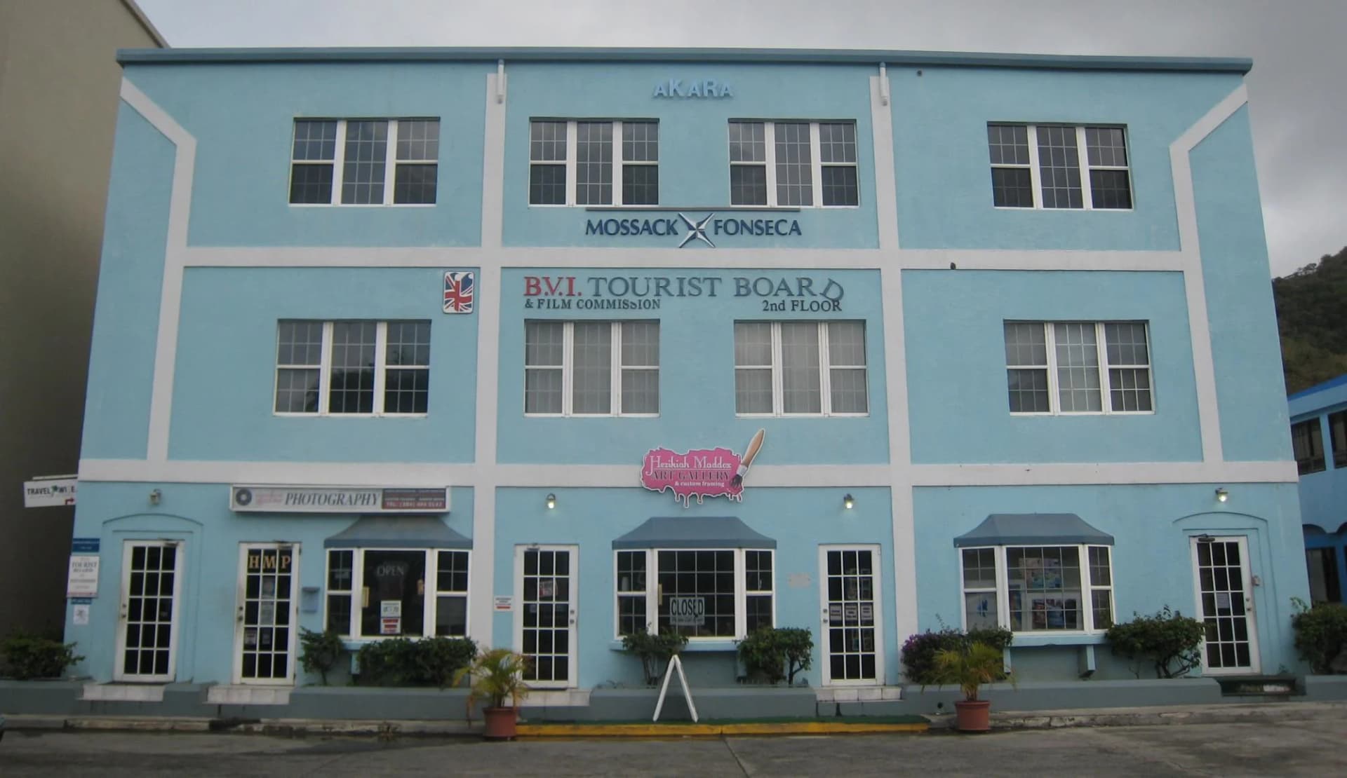 Офис на BVI печально известного регистратора Mossack Fonseca. Скандал, случившийся в 2016 году, названный впоследствии Panama Papers Leak лег в основу голливудского фильма «Ландромат», где партнеров компании Рамона Фонсека и Юргена Моссака сыграли Антонио Бандерас и Гэри Олдмэн