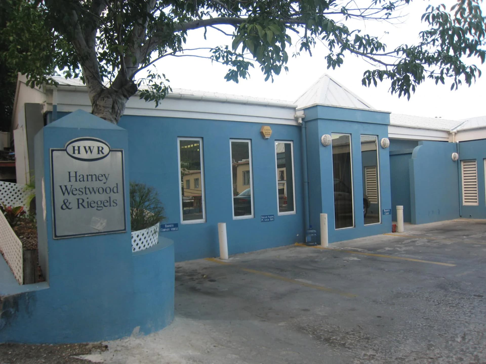 HWR - крупнейший агент и юридическая фирма на БВО. Кроме того, Harneys является советником правительству БВО.