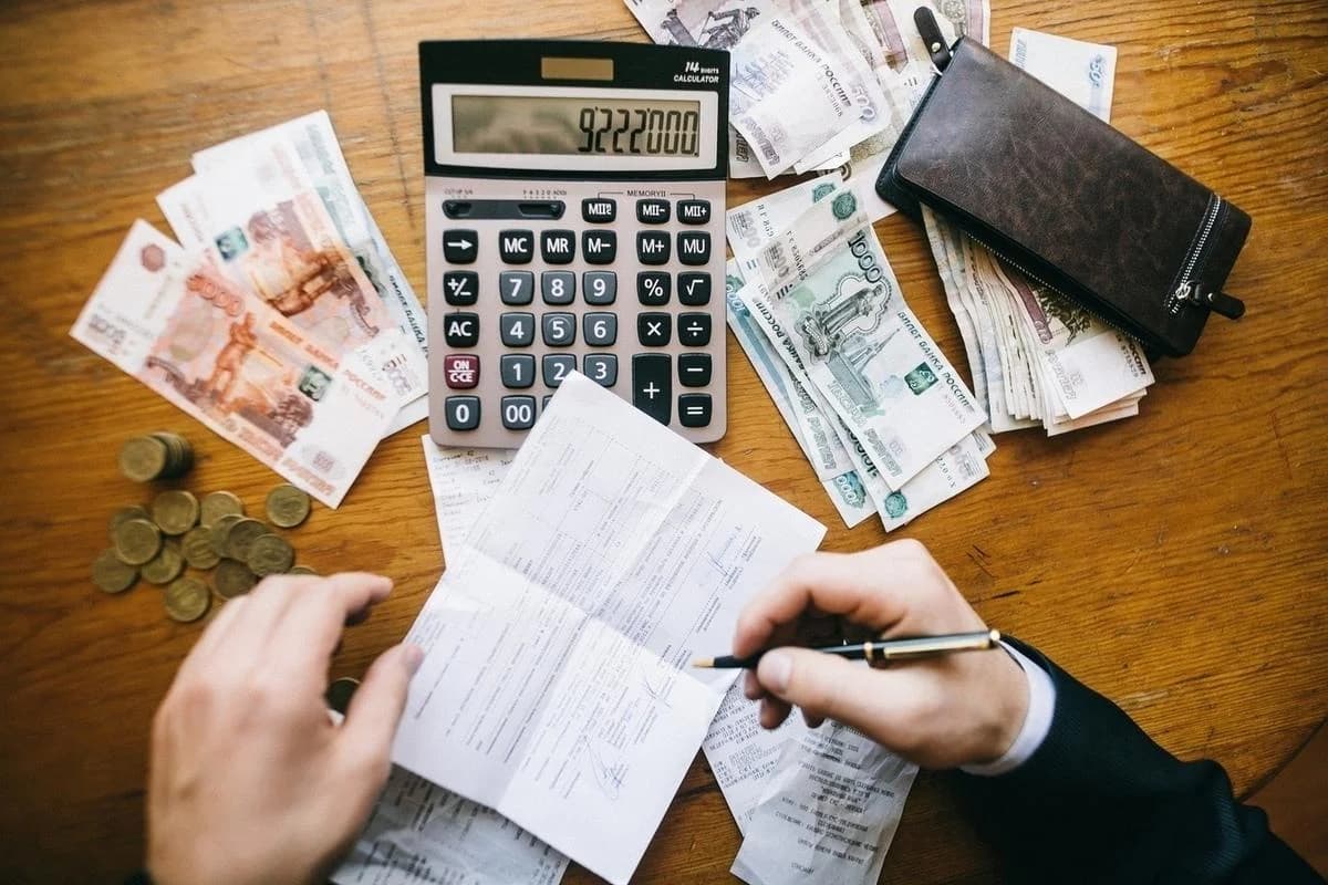 Когда бухгалтер платит по долгам ООО