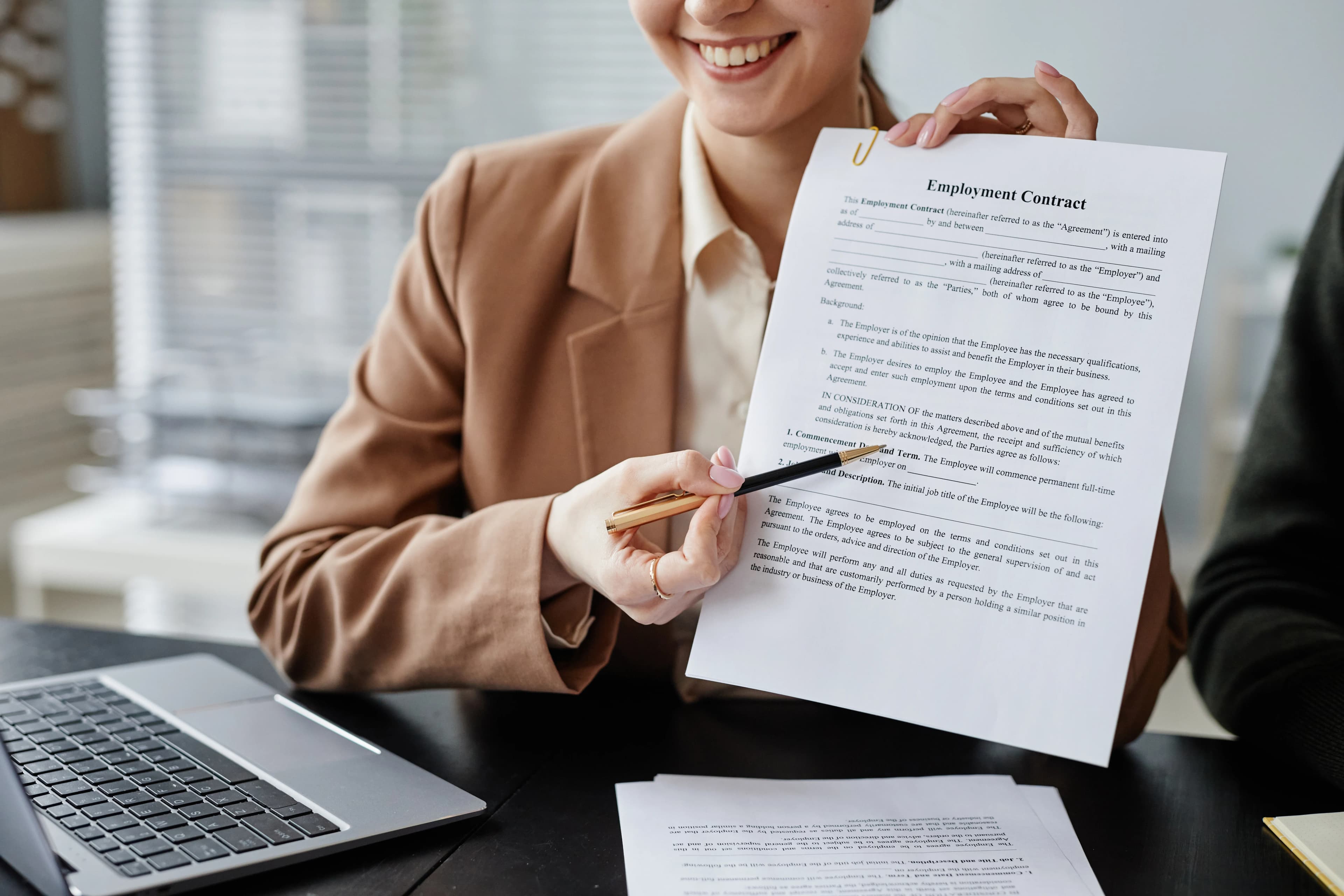 Расторжение трудового договора по инициативе работника или в связи с истечением срока его действия