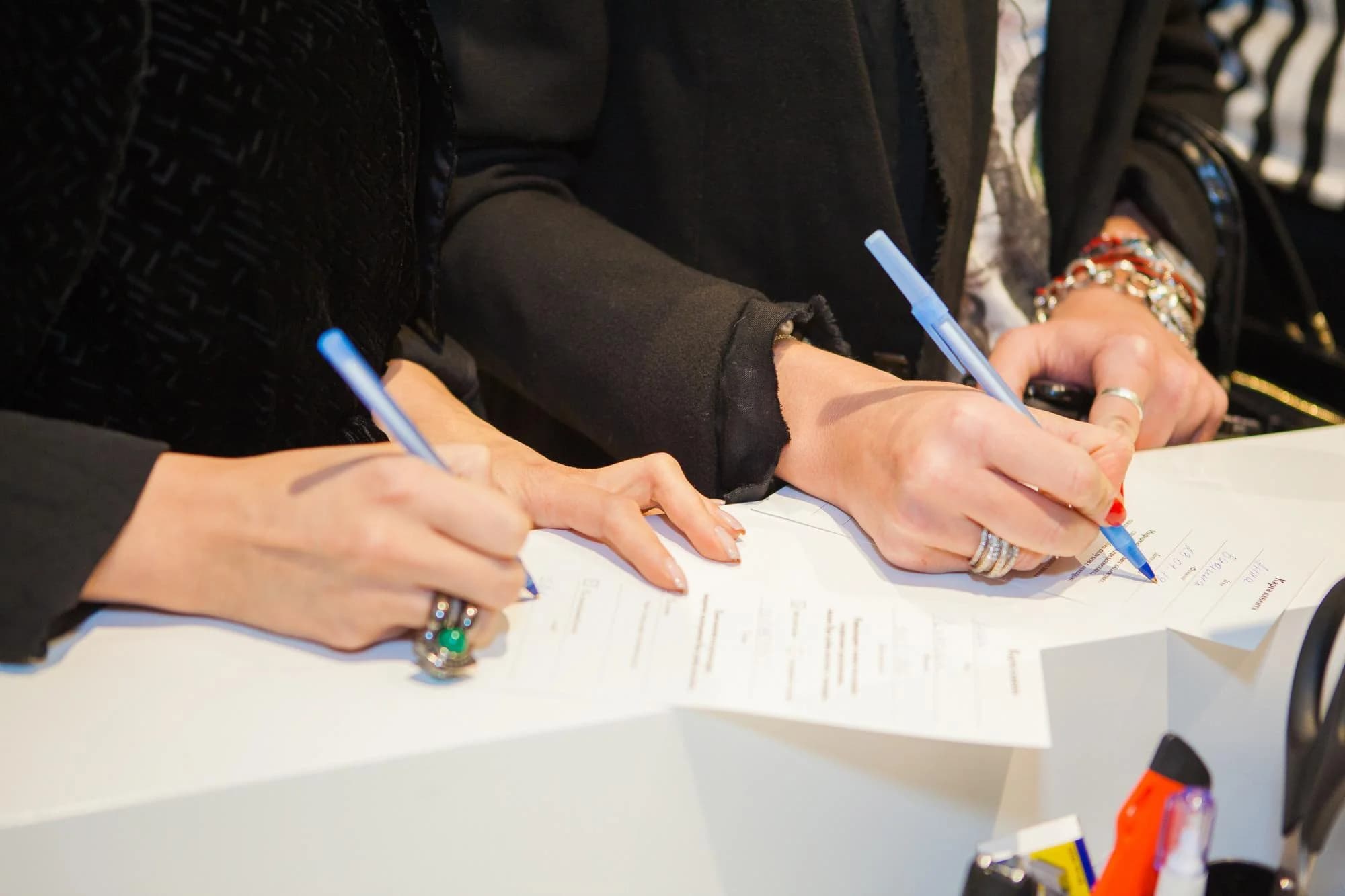 Разные подписи в счетах-фактурах больше не причина для отказа в вычетах