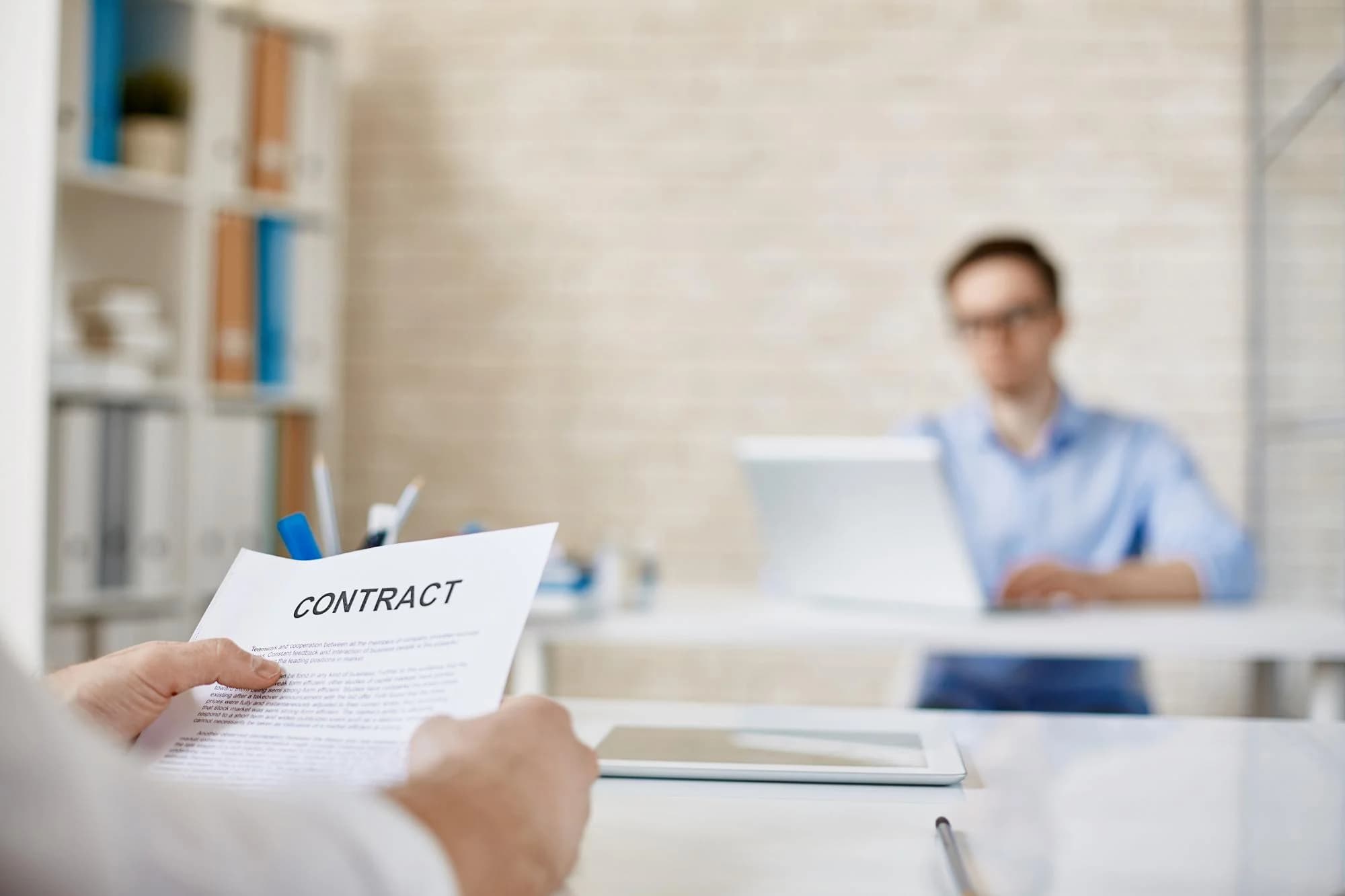 Особенности расторжения трудового договора с иностранными работниками: советы экспертов